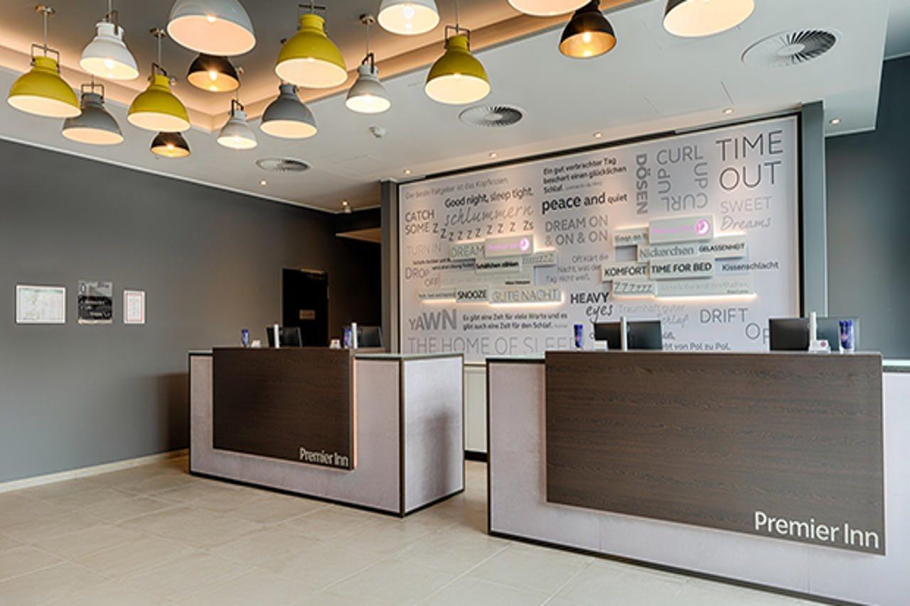 Premier Inn Hamburg City Klostertor ภายนอก รูปภาพ