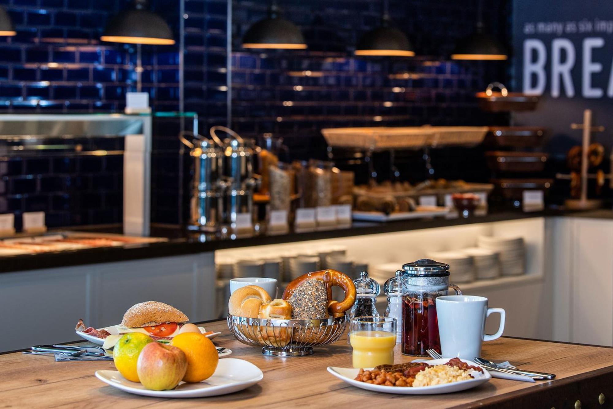 Premier Inn Hamburg City Klostertor ภายนอก รูปภาพ